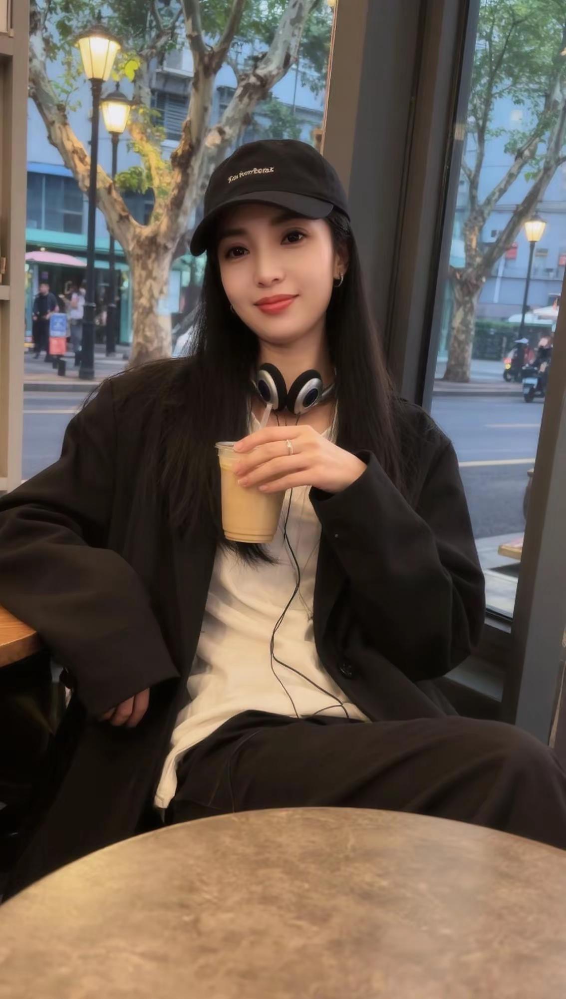 我的圈子早已安静到手机一响就知道是谁，外人眼里或许是孤独，可我一点都不在意。比起