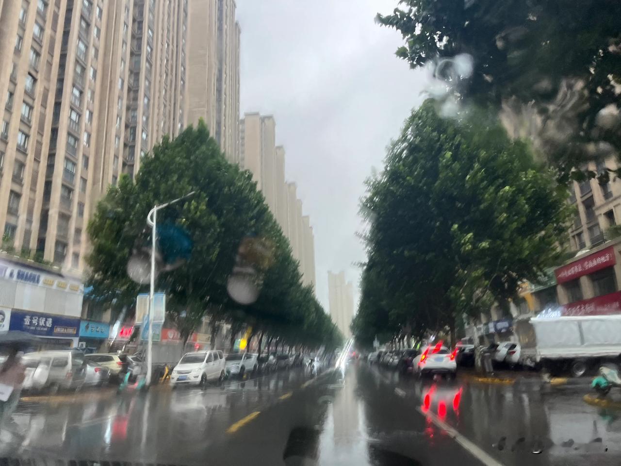 现在看到三门峡主城区下暴雨，大雨或者中雨。你能想到什么呢？
我能想到的就是上下班