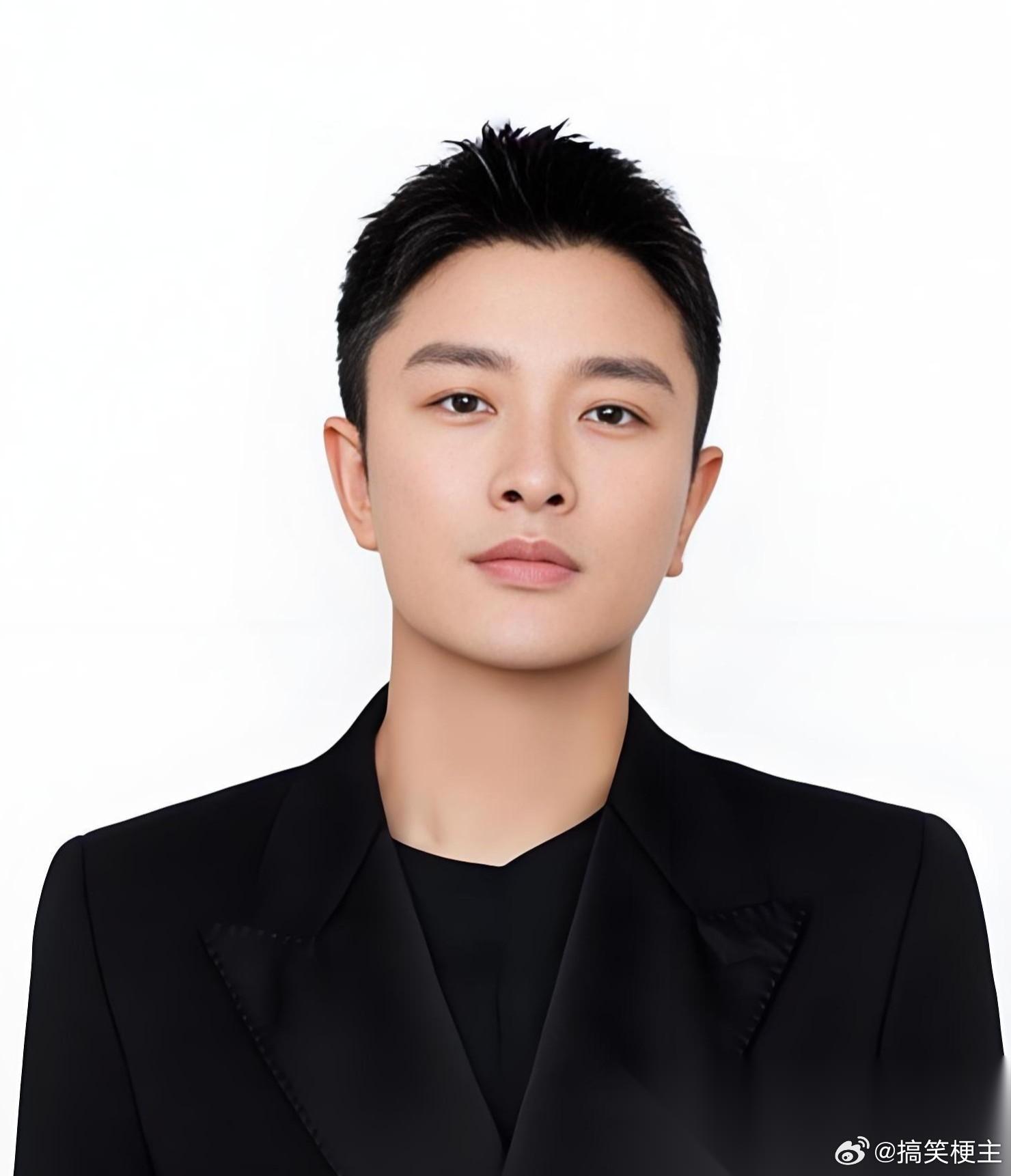 网友问贾乃亮:“你为什么要直播带货，不演戏了？”贾乃亮苦笑:“影视行业不好干，找