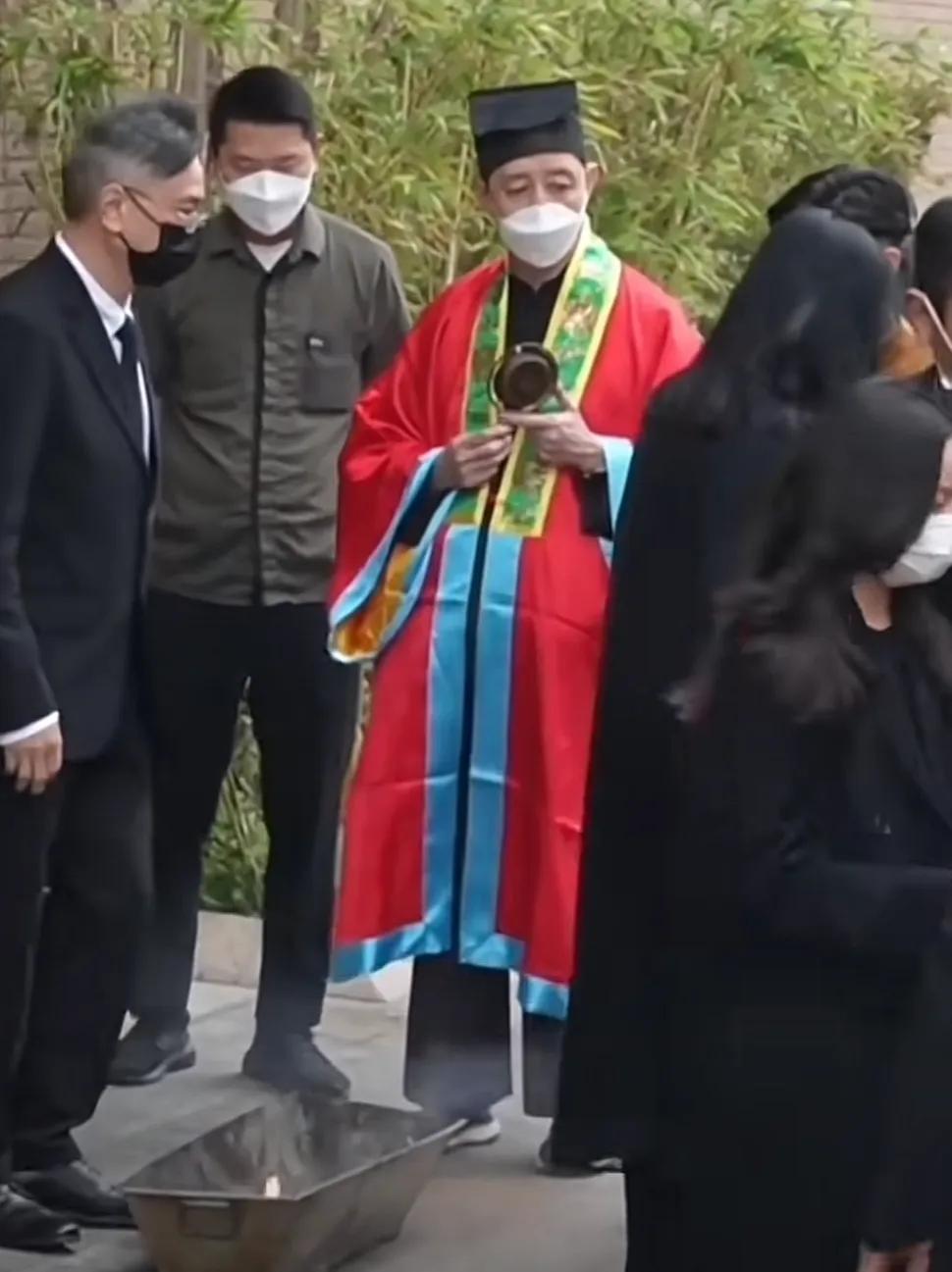 刘德华携一家三口出席父亲出殡仪式，没想到女儿都这么大了

有位粉丝的留言深深感动