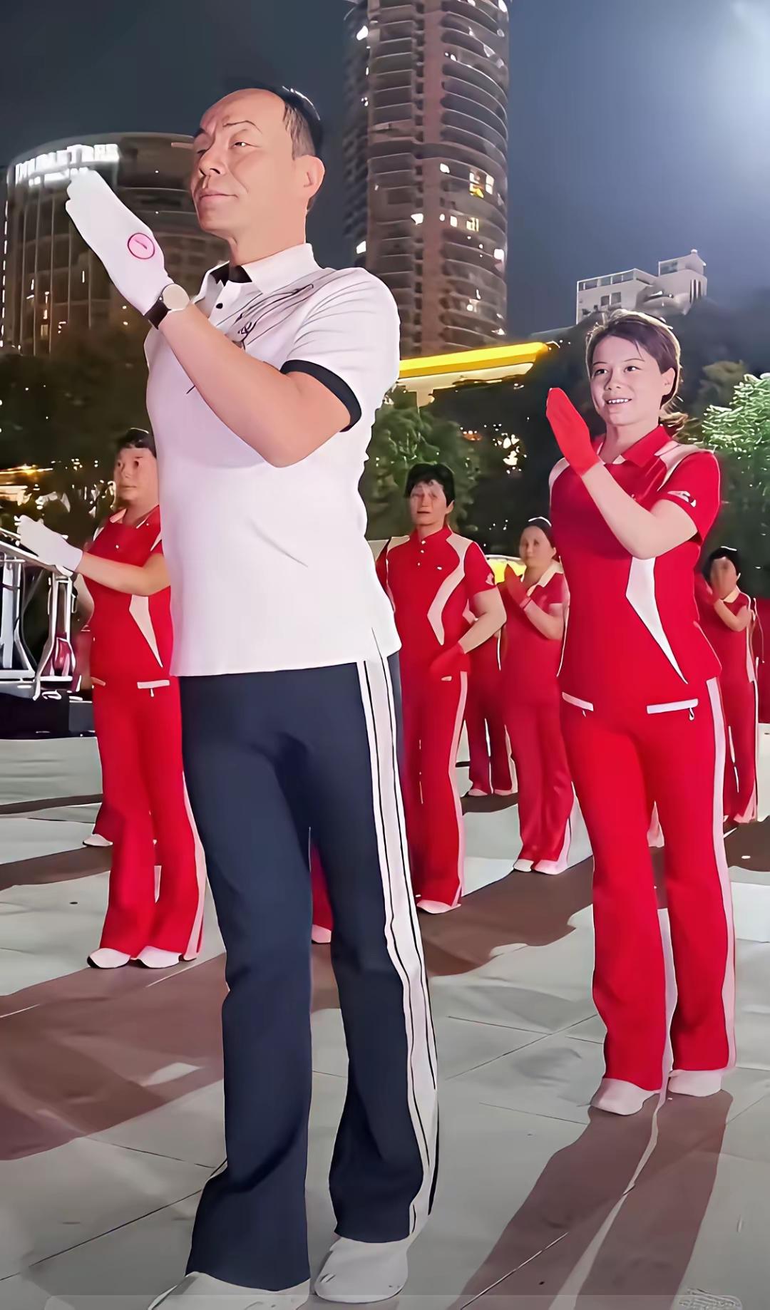 暴走团自费健身，
完全没有问题。
最主要的争议有以下几点：
1、占据机动车道，妨