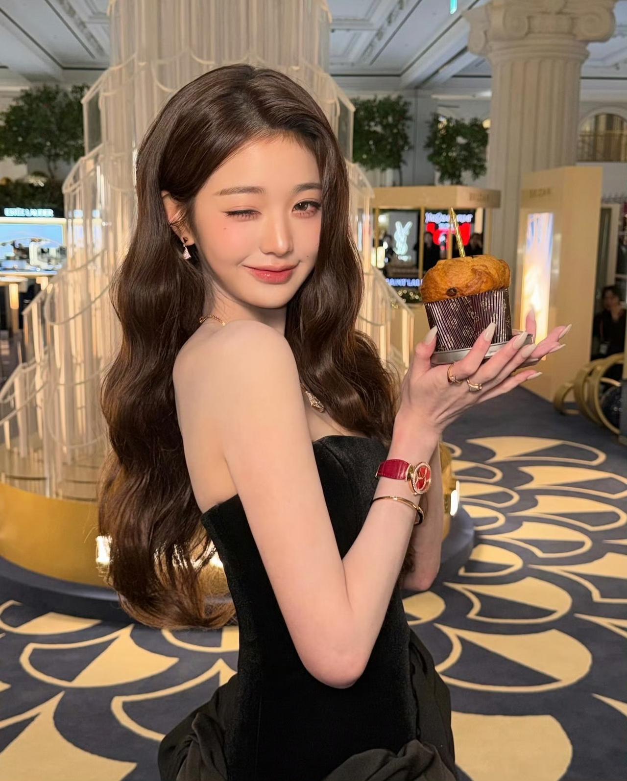 元英女神[奸笑]
张元英