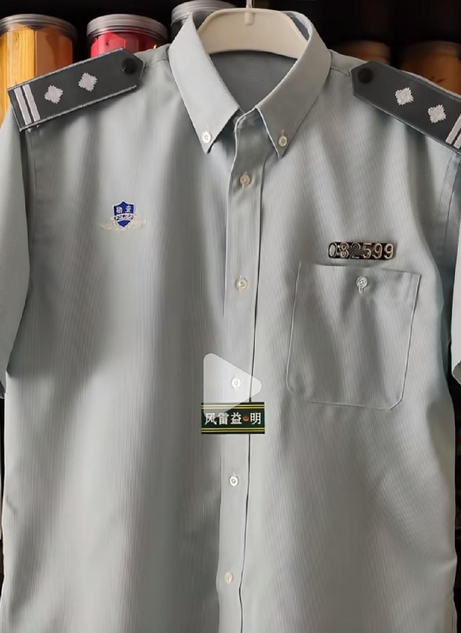 有人说这是假警服，有人说这是地方公安自己定制的，小范围内穿着的制式服装，虽然没有