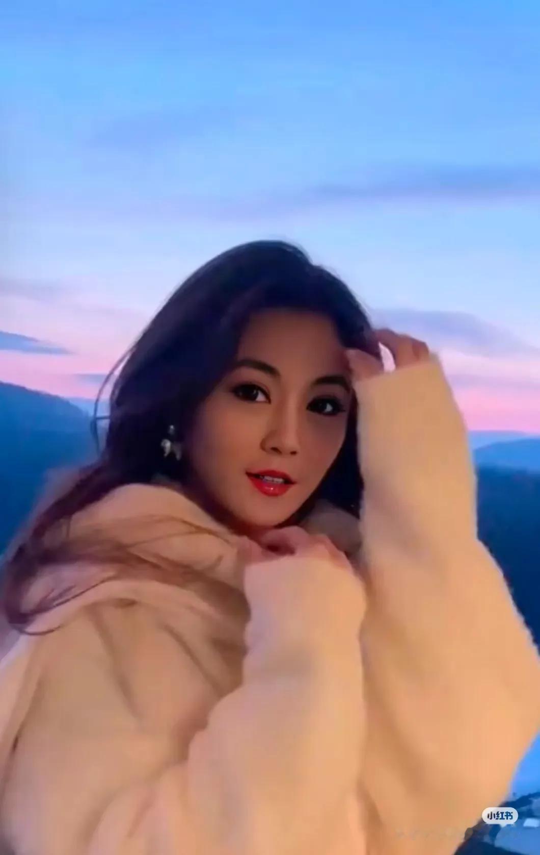 话说台湾近几年就推出了许多颜值和气质都相当不错的新晋博主，而乐乐就是其中之一。凭