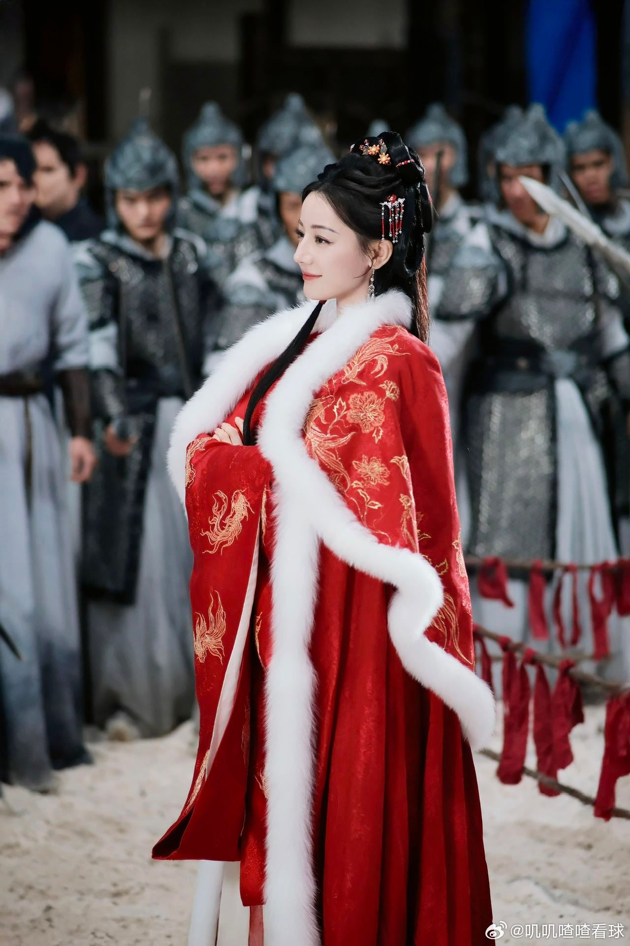 谁懂迪丽热巴这张脸之权威迪丽热巴演绎的万灵之主极具攻击性，眼神藏满故事，睥睨众生