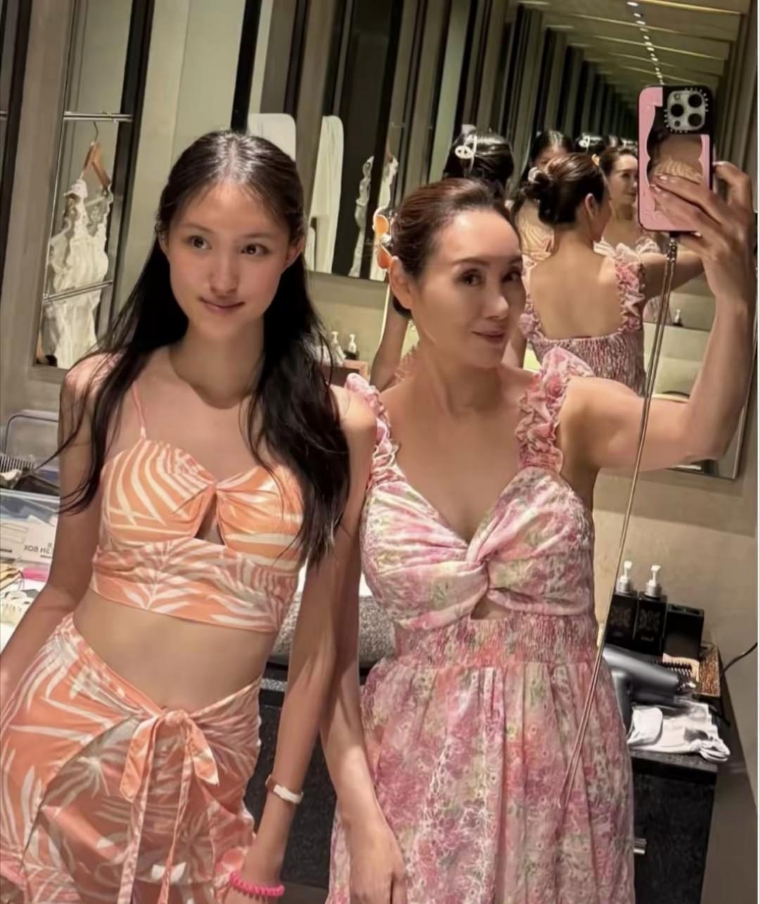 57岁的郭可盈与林文龙带着女儿奔赴普吉岛开启度假时光。16岁的林天若已经长成高挑