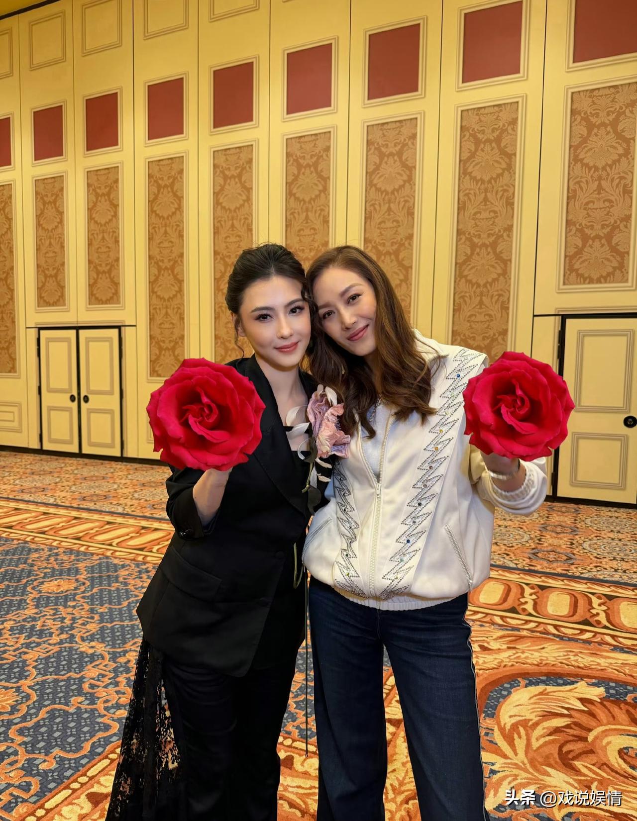 张柏芝与琦琦合影！
6月28日，任达华妻子琦琦晒出一组和张柏芝的合影。琦琦称张柏