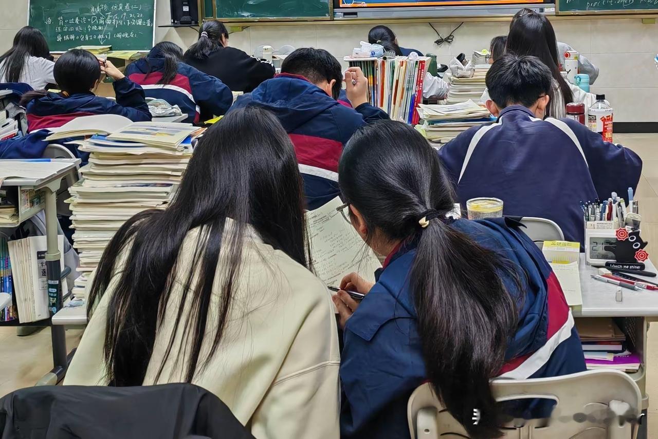 教室里，学生们在认真听讲记笔记。学习笔记 教室听讲