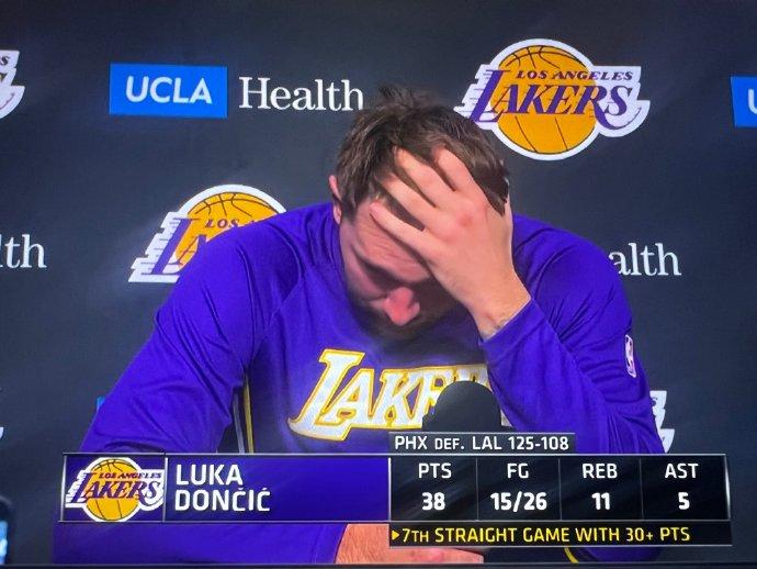 敢赌吗？詹姆斯不会出席赛后新闻发布会！
理由有二：1、末节强行刷分保记录会被问；