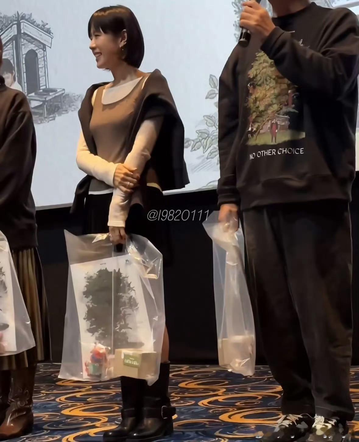 孙艺珍剪短发依旧绝美！25岁成百想视后，36岁逼近青龙二轮满贯，奖项加身的同时颜