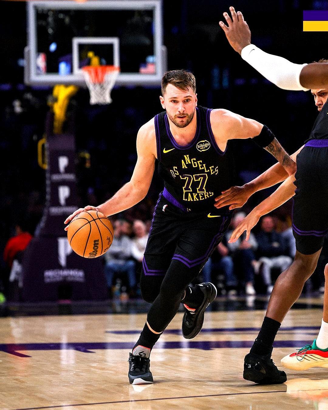 41岁砍31分，老头把湖人拖出泥潭
 
斯台普斯球馆昨晚像被点燃。詹姆斯20投1