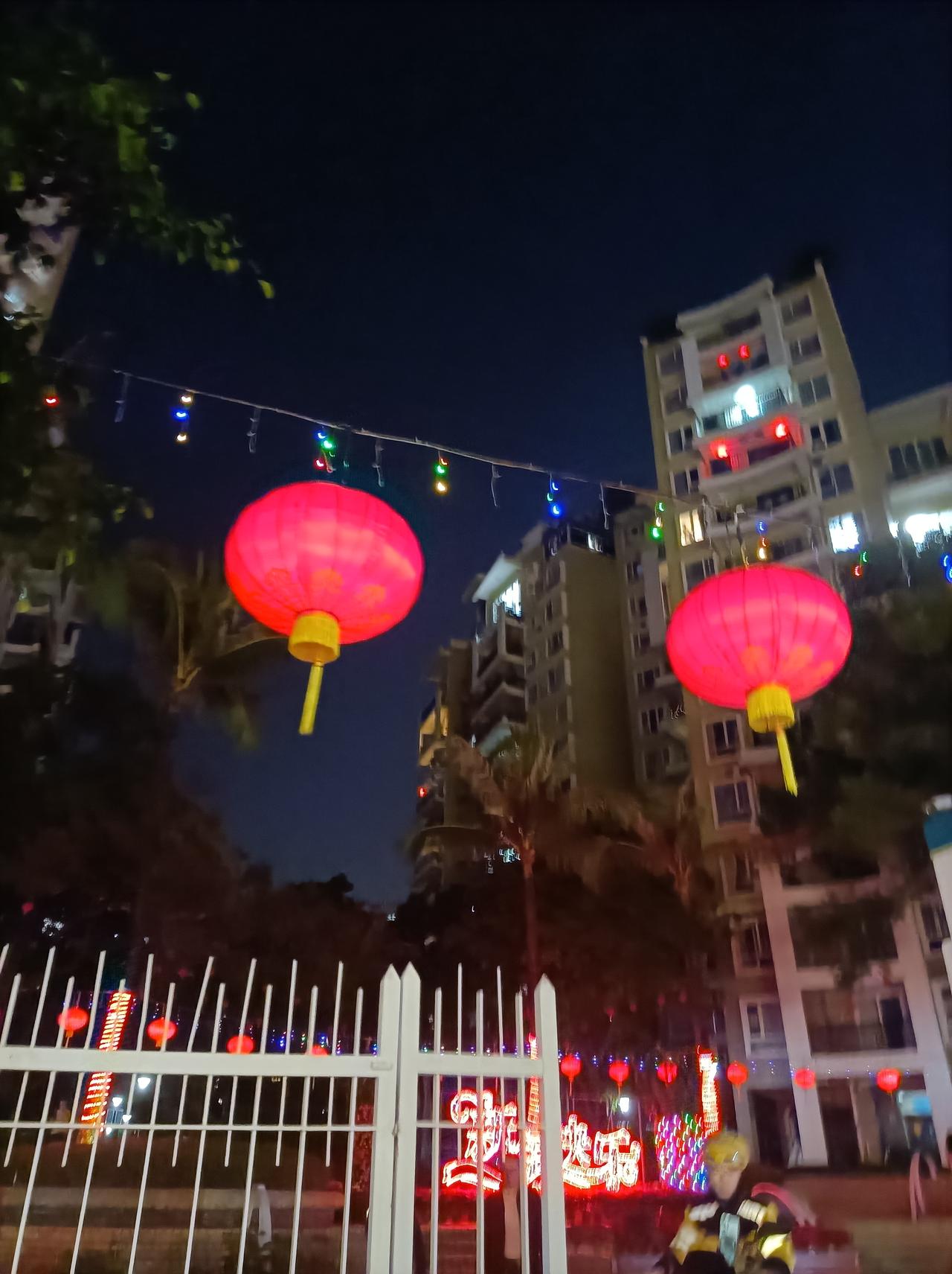 旅行随手拍春节去深圳蛇口大女儿家住了二天，看她们小区的风景真好，小区门囗，树上都