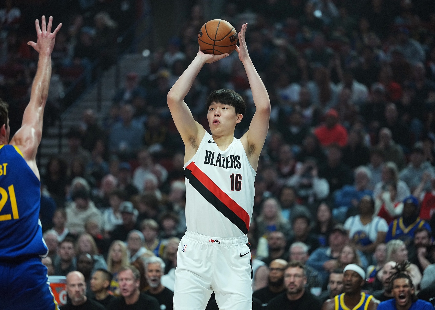 开拓者对阵掘金，斯普利特赛前接受了媒体采访。谈及杨瀚森表示：“我和他最早就说过这