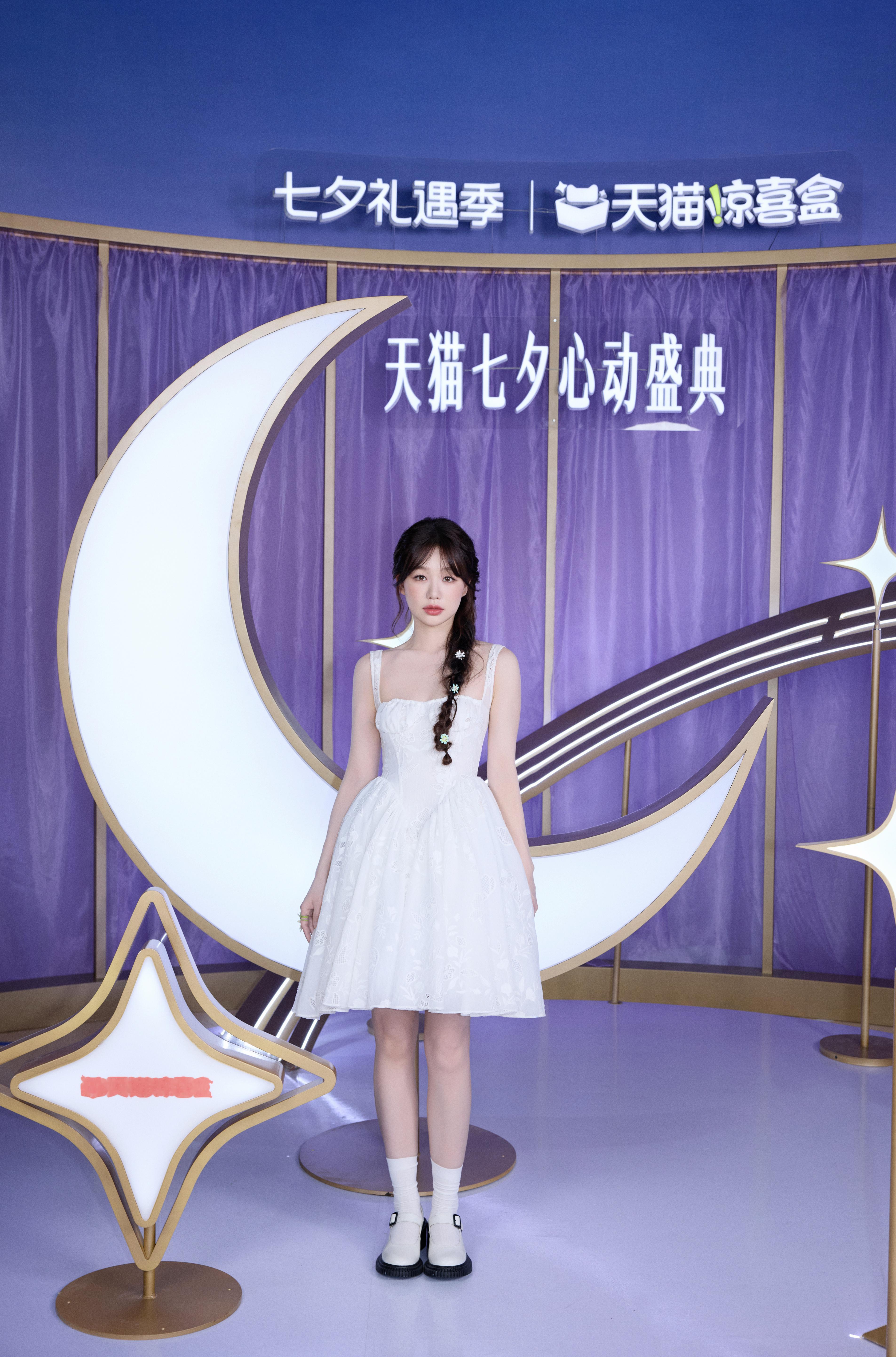 徐梦洁 . 麻花辫搭配蕾丝小白裙，是属于少女的浪漫星夜。徐梦洁芭蕾风连衣裙
