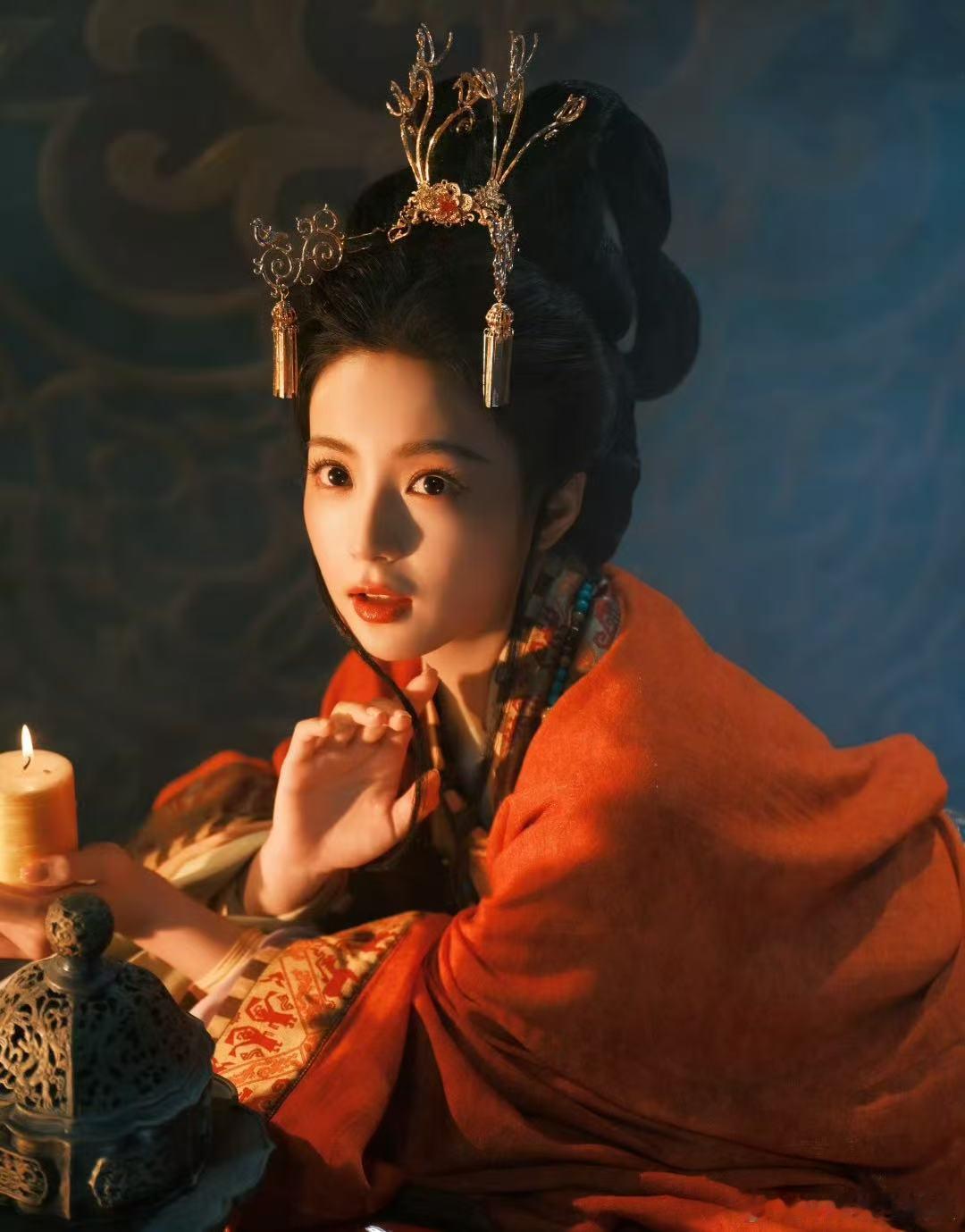 张雅钦 请把战国袍焊在身上 天选古人名不虚传！红袍楚纹衬得她身姿窈窕，高髻金饰氛