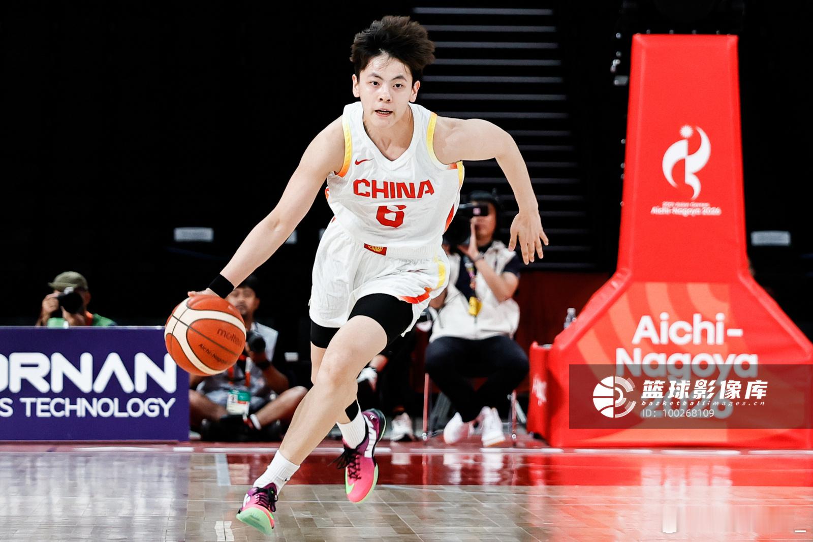 【“核武”张子宇出动！ 中国女篮69分大胜印尼】在刚刚结束的2026年亚运会中国