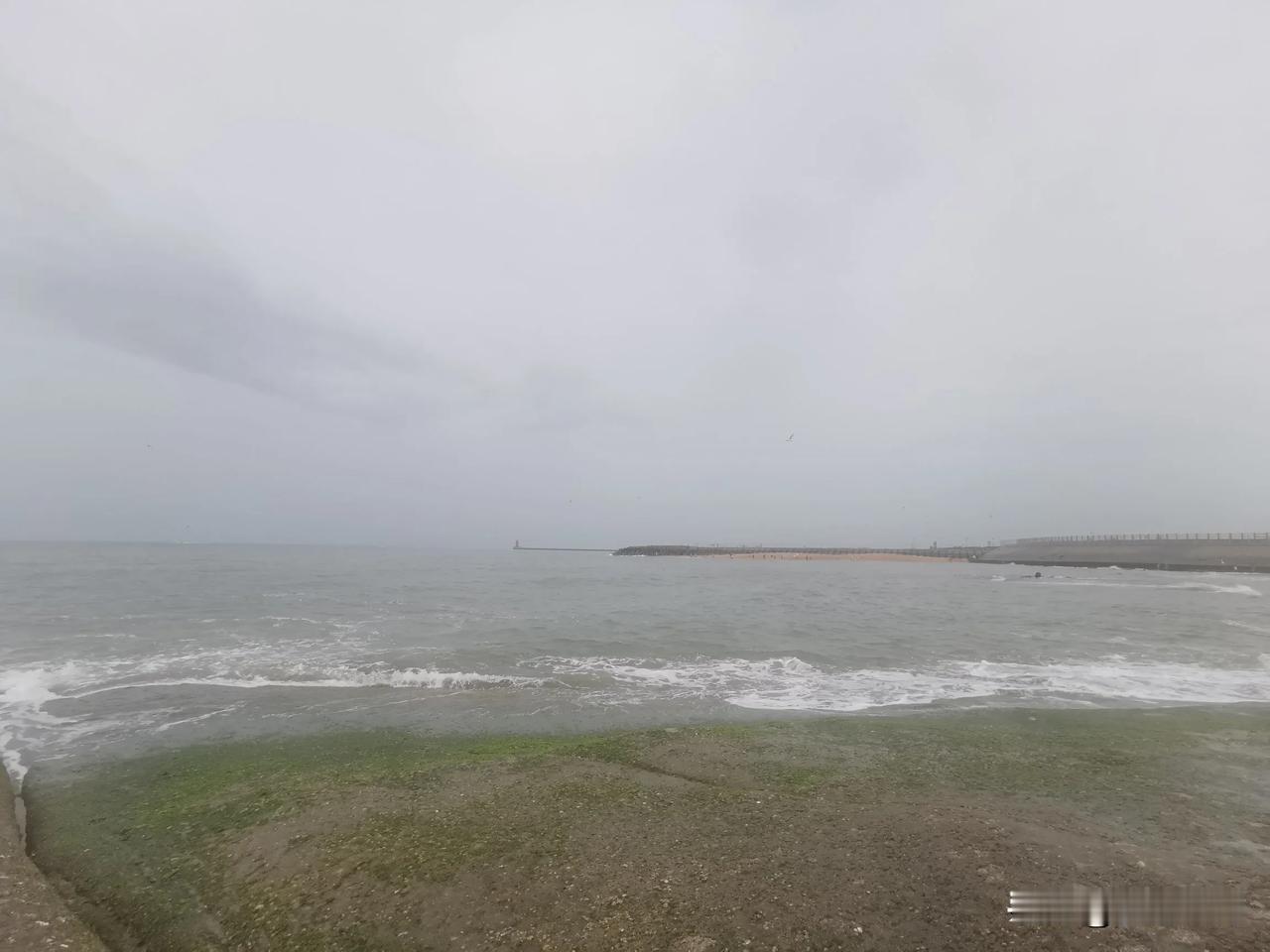 海边旅游,是你忘掉烦恼的地方吗?
大海广阔无垠，当人们面对这样的景象时，很容易产