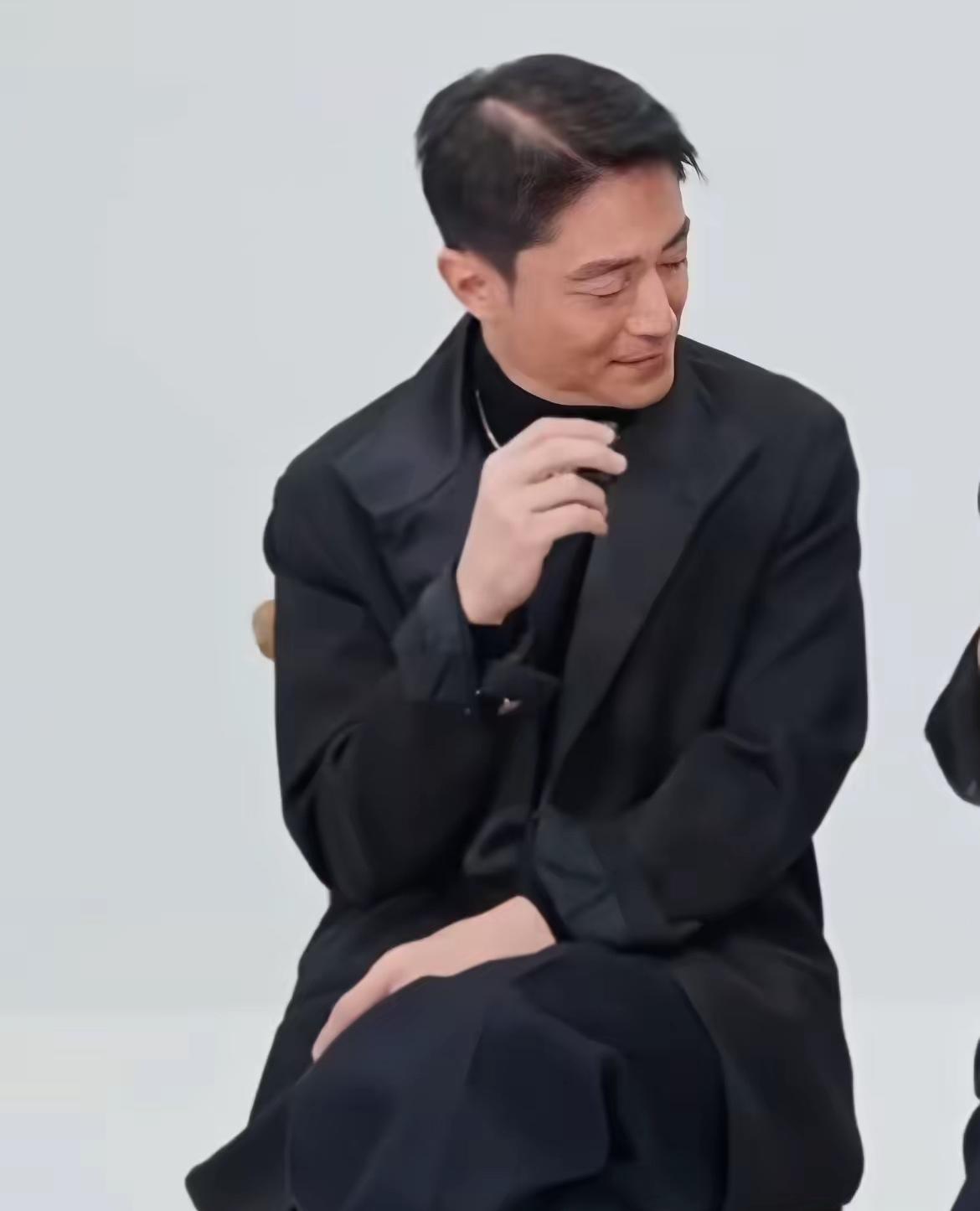 47岁的霍建华头顶发量，似乎肉眼可见地少了不少。

之前网友拍到他西装搭黑高领的