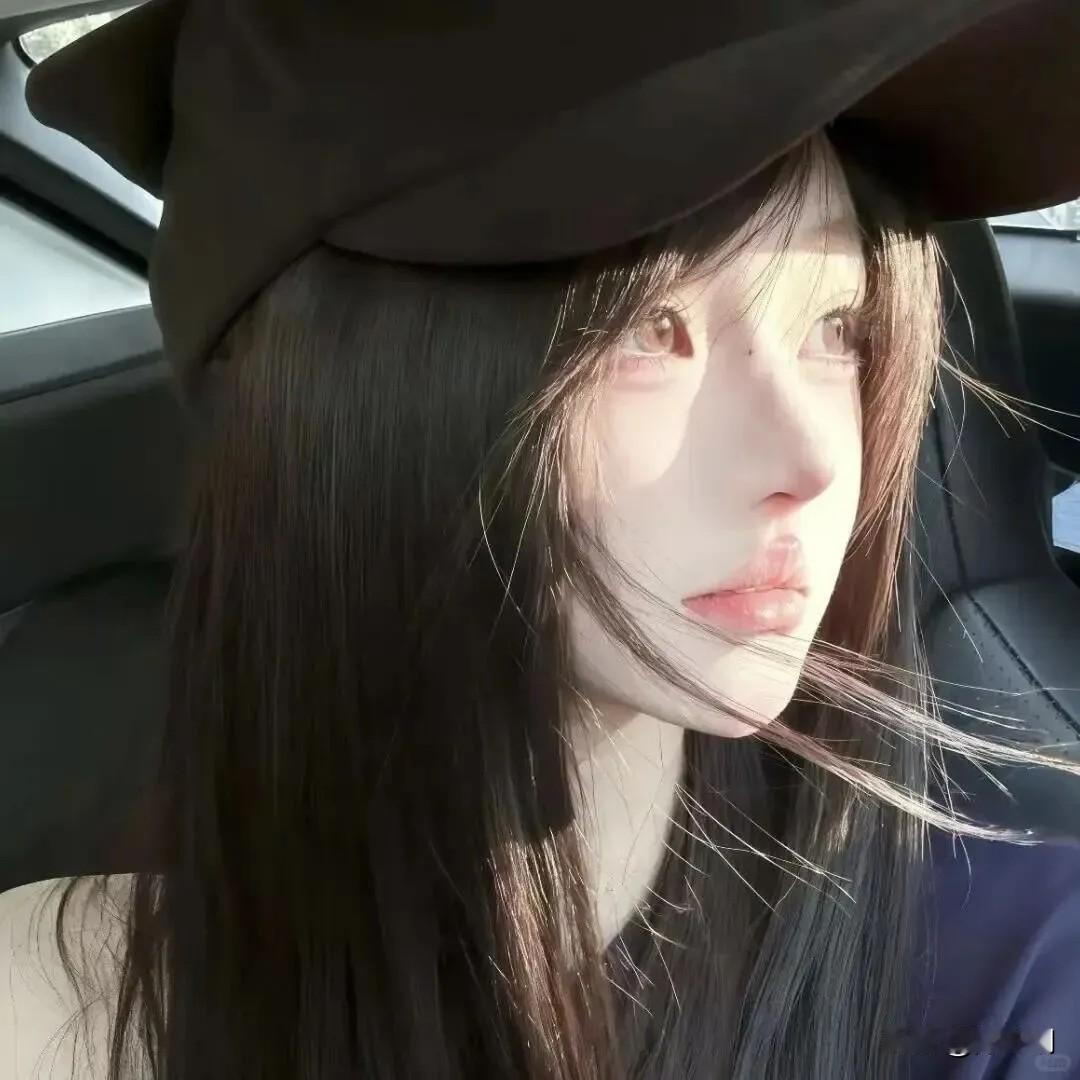 车窗偷泄日边光，软发随风气韵长。
​眸底秋波藏未语，帽檐斜落半遮妆。