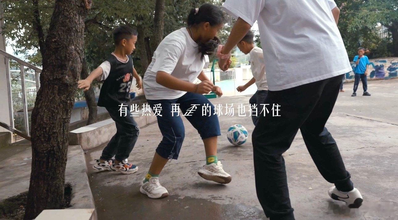 看见贵州山里爱踢球的孩子坑洼地面阻挡不了奔跑的身影，感谢淘宝搭建公益渠道，让普通