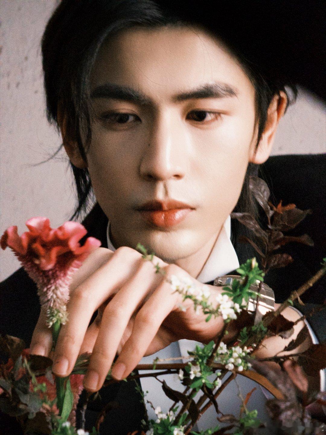 张凌赫体验中式插花，这个头身比和长发造型，怼脸近得已经无法呼吸了，只能用惊为天人