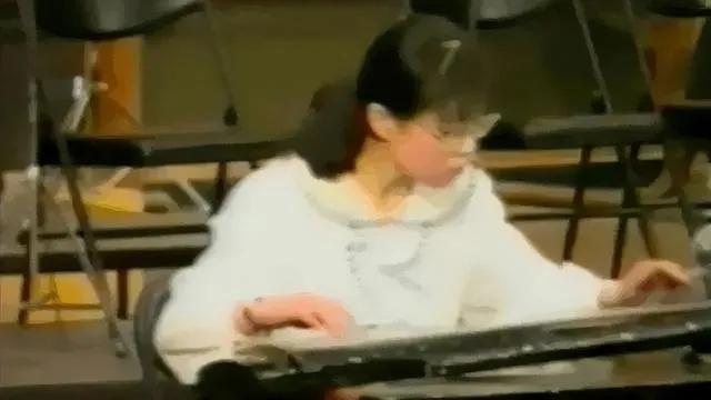 1994年12月11日晚，朱令带病在北京音乐厅独奏古筝曲《广陵散》，她的精湛琴艺