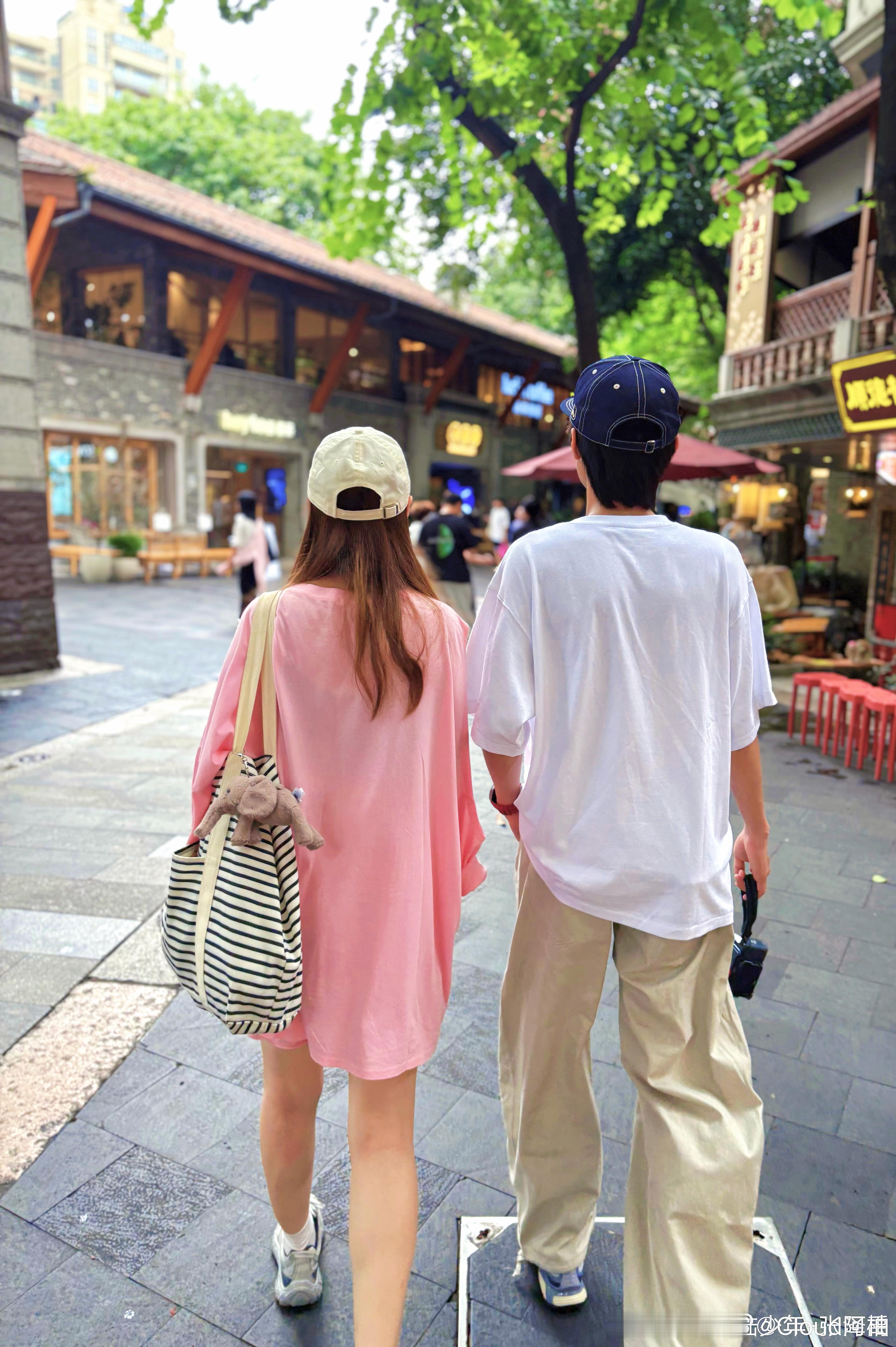 不说谁知道这是母子 ​​​