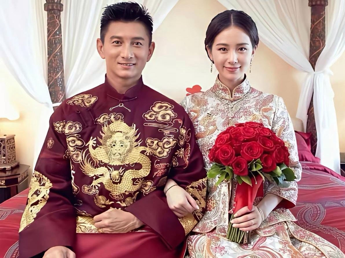 刘诗诗内向到安静，儿子却外向得像小太阳！刷到他们一家三口路透，刘诗诗美到发光，吴