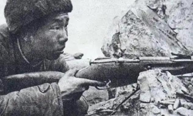 1953年，美国顶级狙击手艾克上校在一次射击中打中了一名志愿军战士，让其掉进了壕