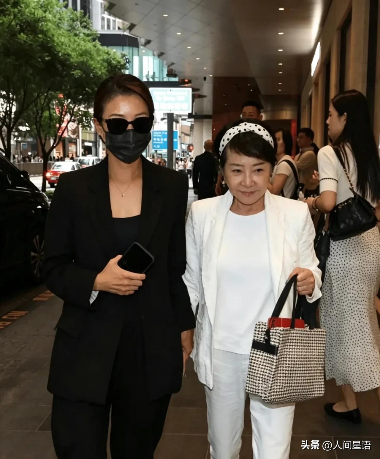 谢贤去世后，狄波拉与谢婷婷首现身，母女二人神情哀伤

7月20日谢贤离世，谢家动