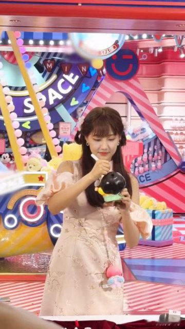 全郑州都在偶遇李艺彤李艺彤粉色新中式造型现身郑州💓奔赴郑州的理由又多一个，希望