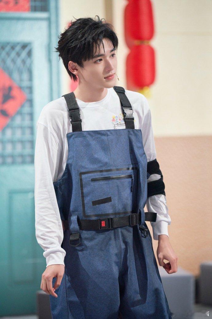 宋亚轩的宋是白送的送 白送的宋亚轩我先抱走了 宋亚轩嘴瓢名场面笑到根本停不下来 