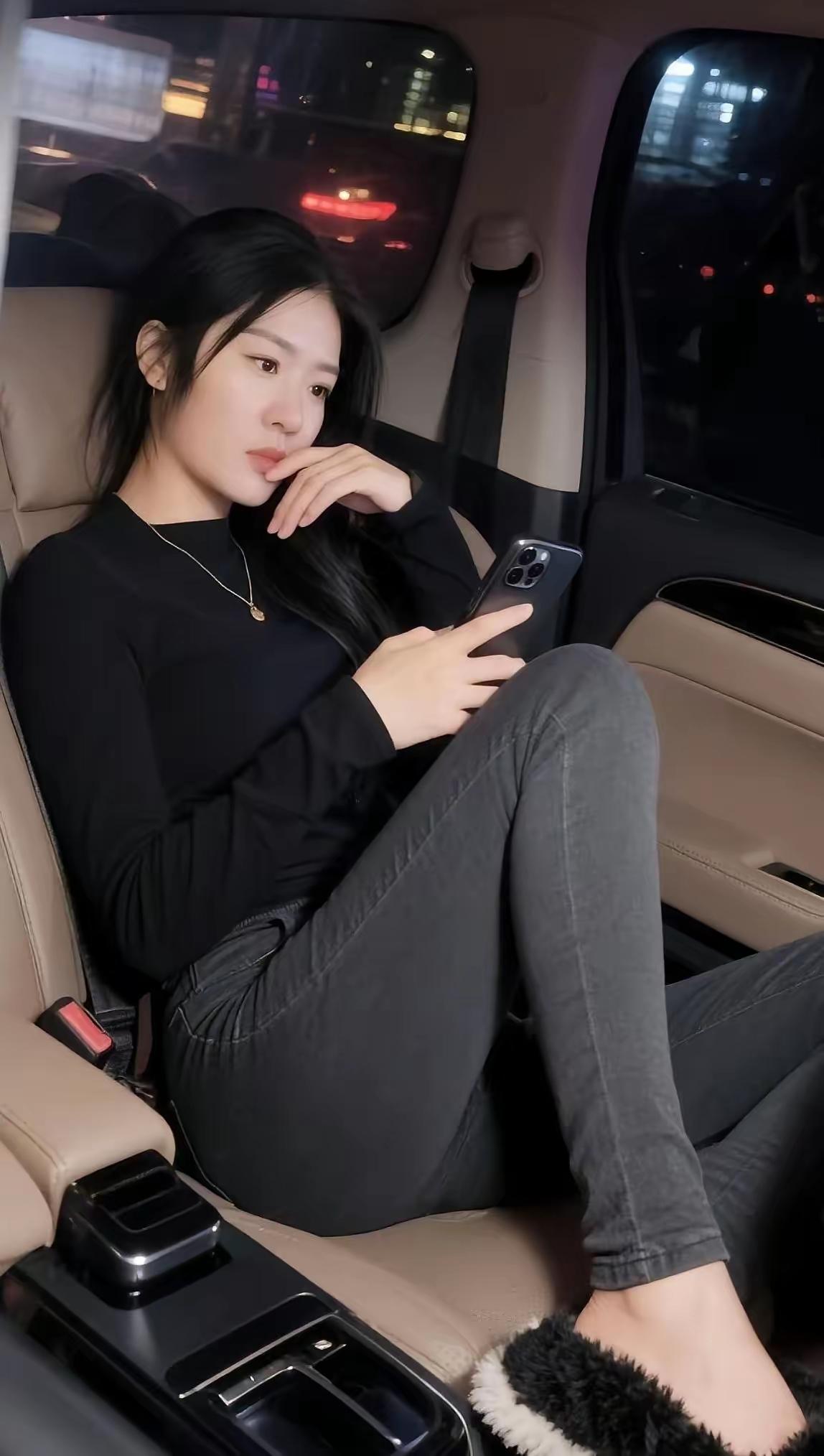 夜晚车里的少女，沉浸在手机世界里