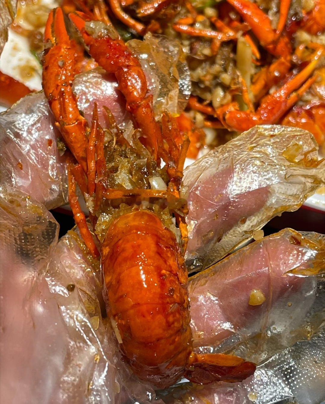 想吃龙虾面然后得到龙虾面，吃虾的直接快乐了就是好吃但难剥……但是吃完虾为什么不要