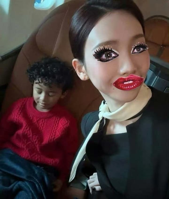 弟妹开门，我是我弟。我不是脆弱，弟妹，我就是看你和我弟在一块我这里痛，我这里难受