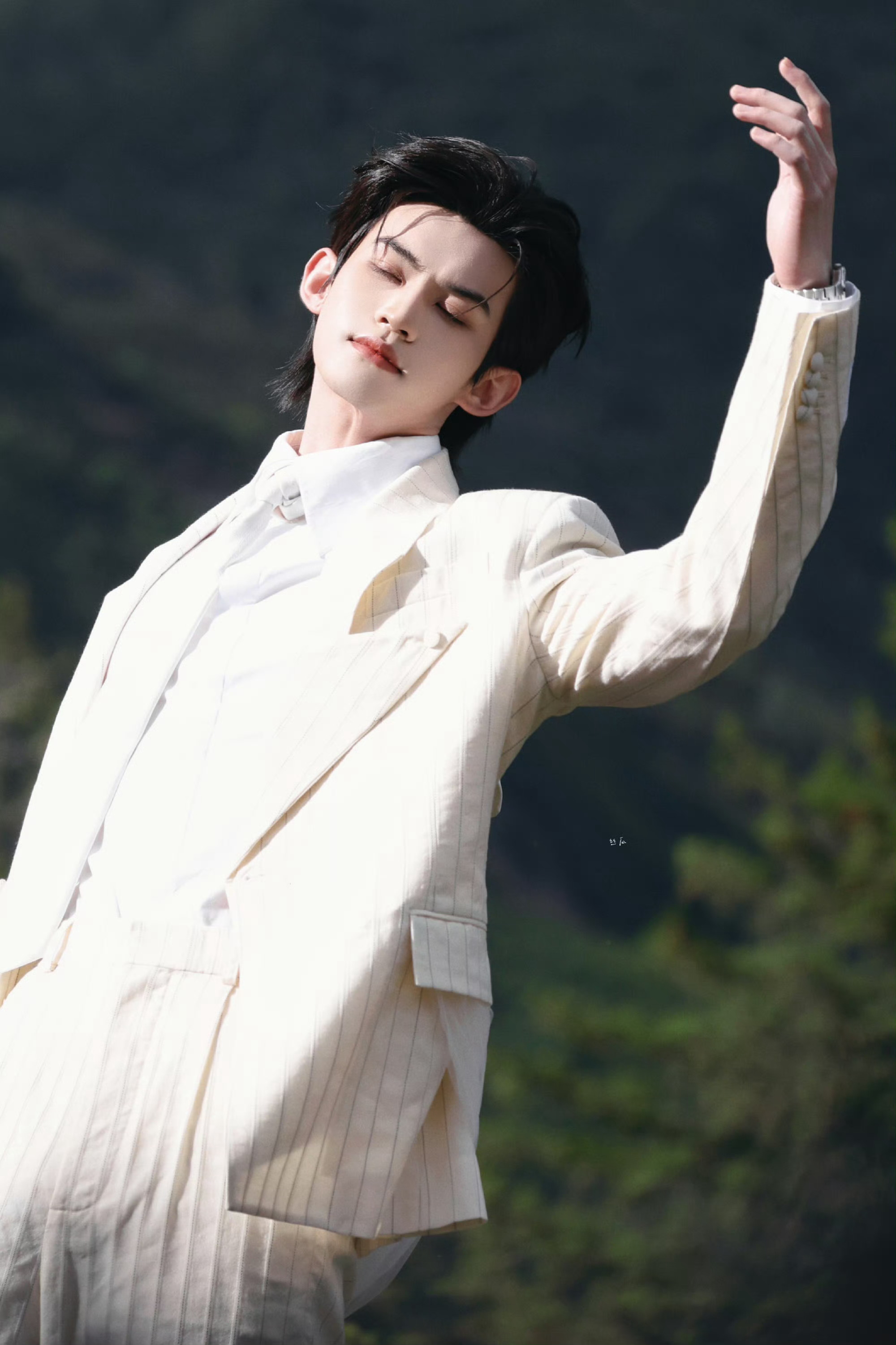 云旗巴黎高定周🌌云熠星河 相约巴黎高定殿堂，邂逅耗时千小时的手工匠心。汇聚全球