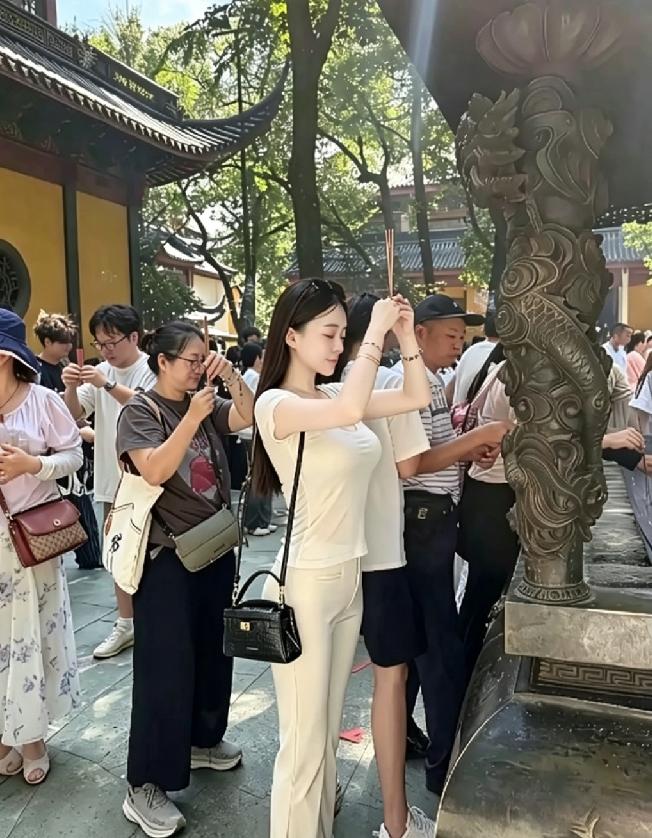 这么漂亮的女孩也需要来这求姻缘吗？