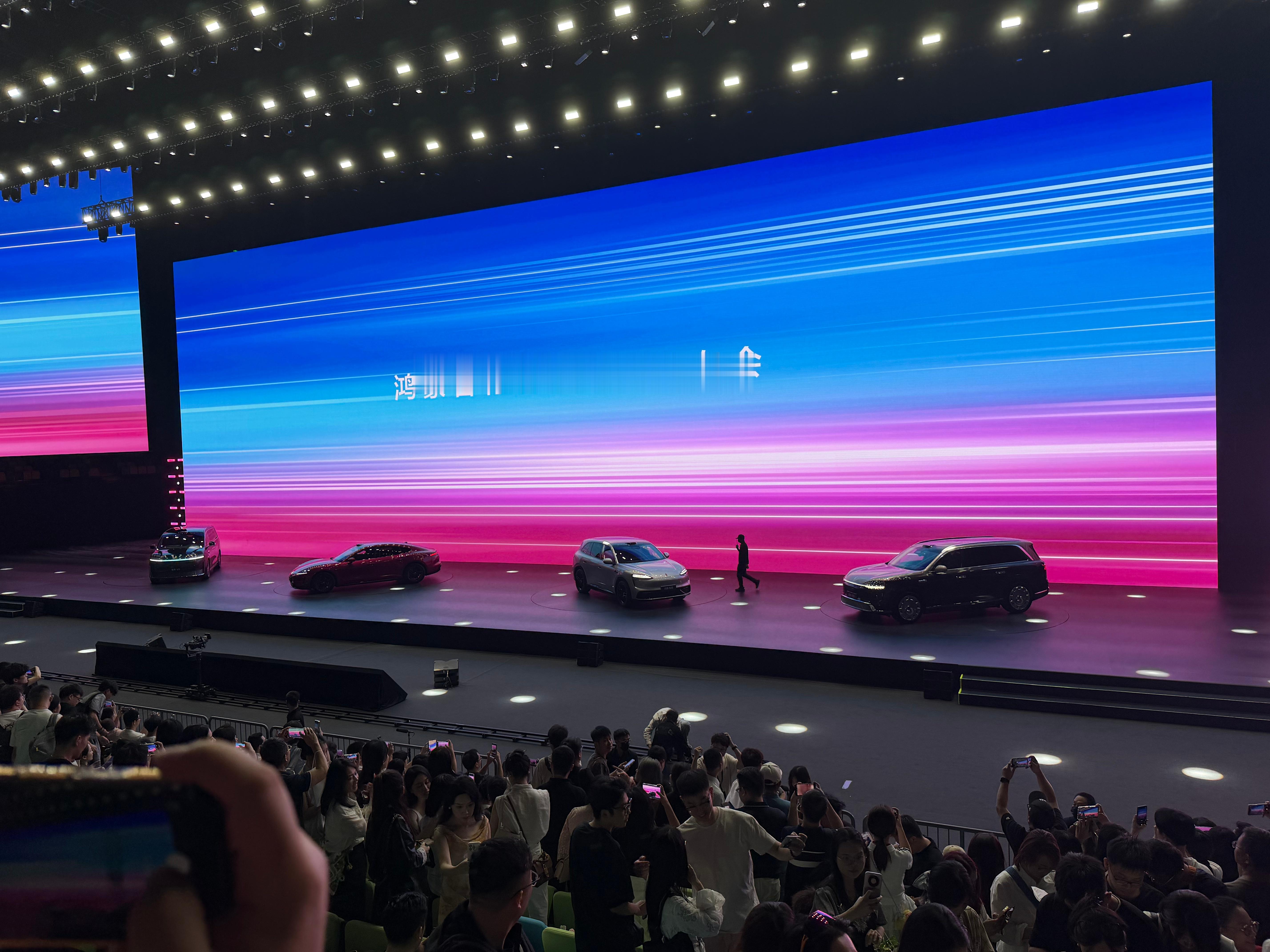 鸿蒙智行新品发布会四款新车大合照，有你喜欢的车吗？帅不帅