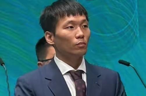 6月30日晚间，台湾"运动部长"李洋突传请辞的消息刷屏。这位巴黎奥运羽毛球男双金
