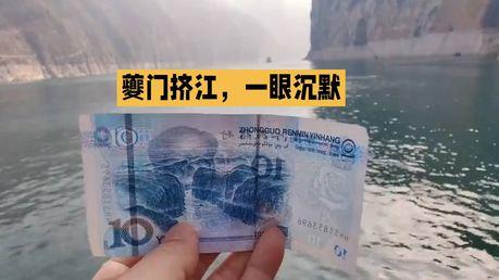近日福建福州，一个胳膊受伤的女孩走进店里求助，怯生生开口，只想借 25 块钱坐车