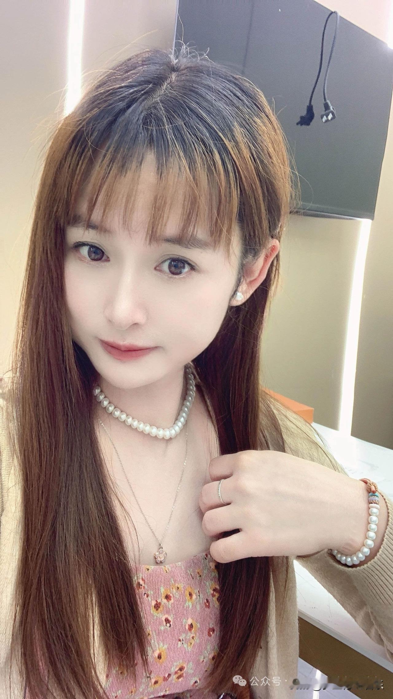 说得出的爱，是泡沫。看着华美，悠悠地悬在言语的微风里，闪着虹彩。可终究是空的，一