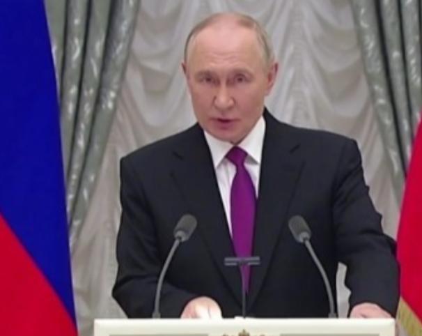 普京当着全球记者的面，扔下一句话。
他说：“如果欧洲真敢动手，那很快，你们连一个