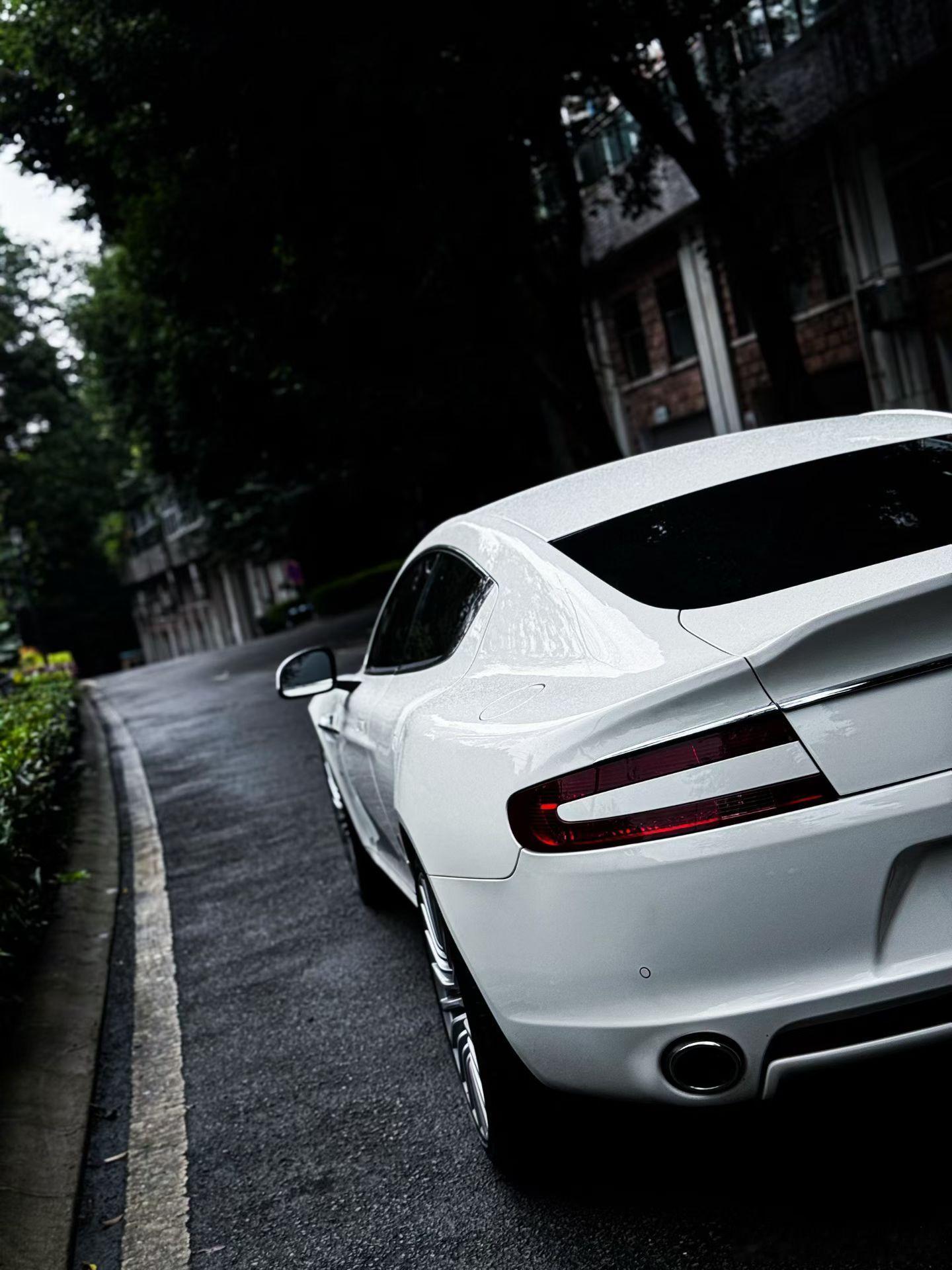 AstonMartin Rapide S，16年10月上牌2.8万公里，白红配色