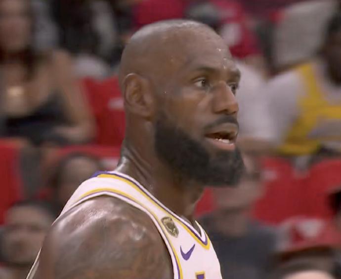 拉胯了！詹姆斯8失误，湖人惨败火箭！

G4，詹姆斯上场33分13秒，9投2中，