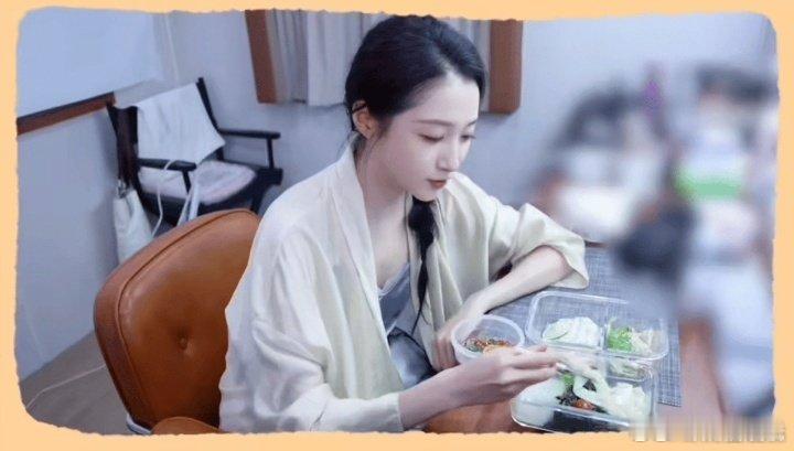 一根面条都给关晓彤吃美了 要被关晓彤笑死，蔬菜就浅尝一口意思下，心心念念全在那口