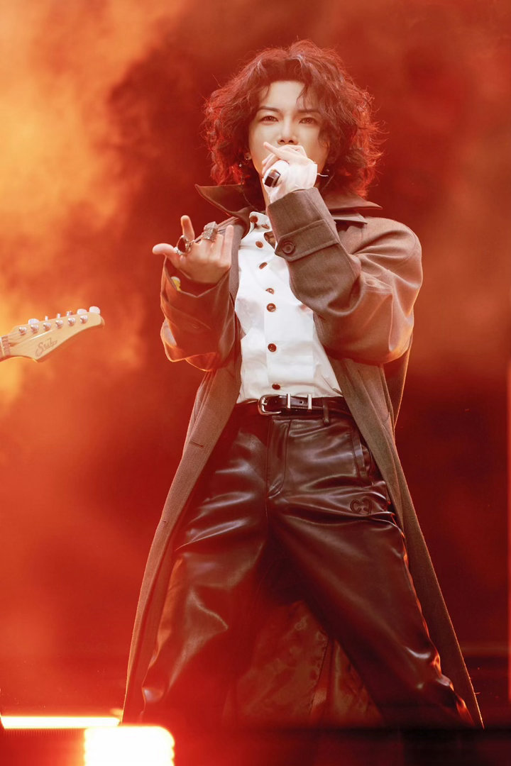 华晨宇 这一天不会让大家等太久慢慢来才是最大的诚意，华晨宇认真考量场地与舞台，做