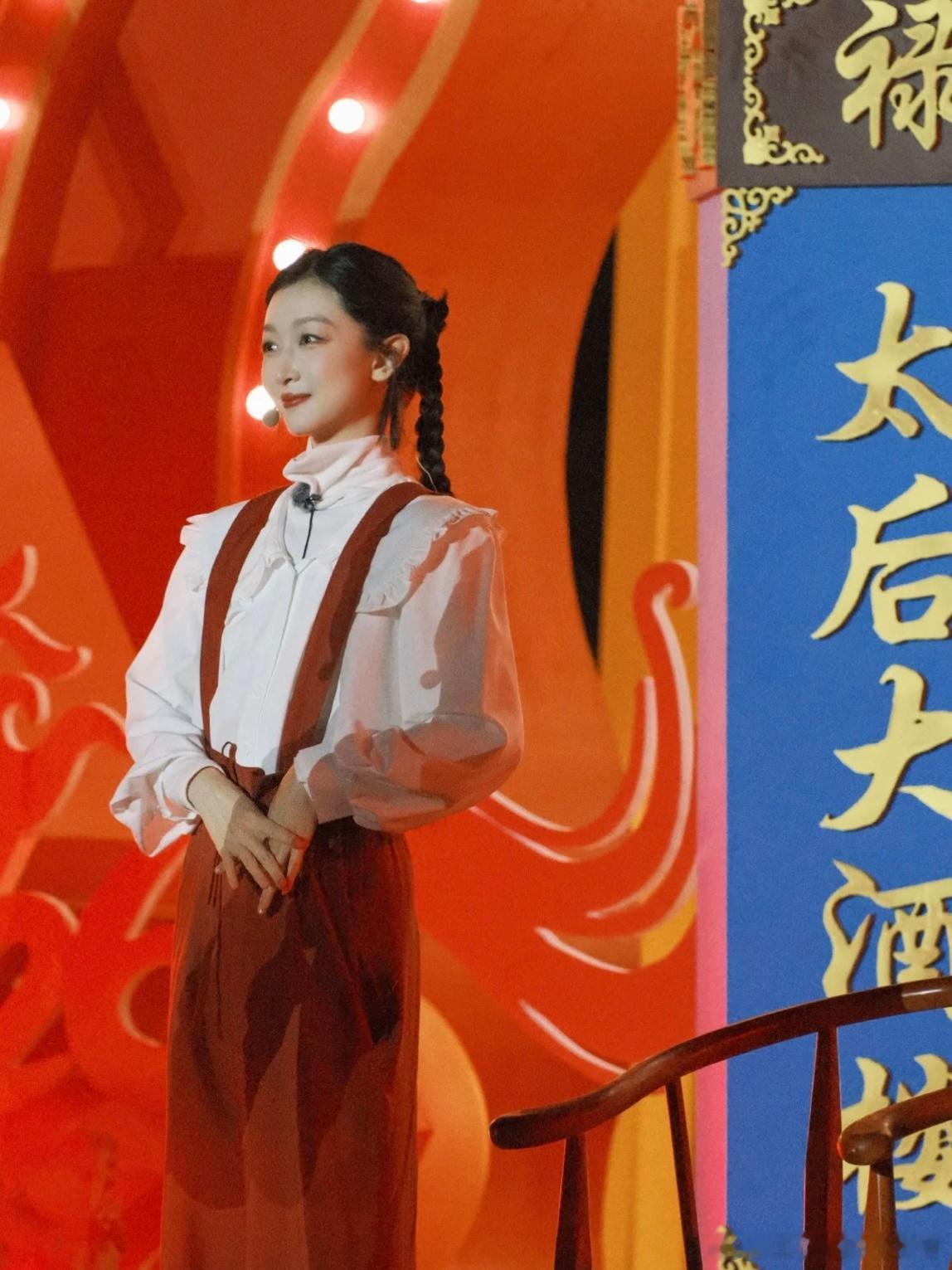 周冬雨双马尾梦回山楂树之恋 原来真正的经典是不会被时间冲淡的。周冬雨这个双马尾造