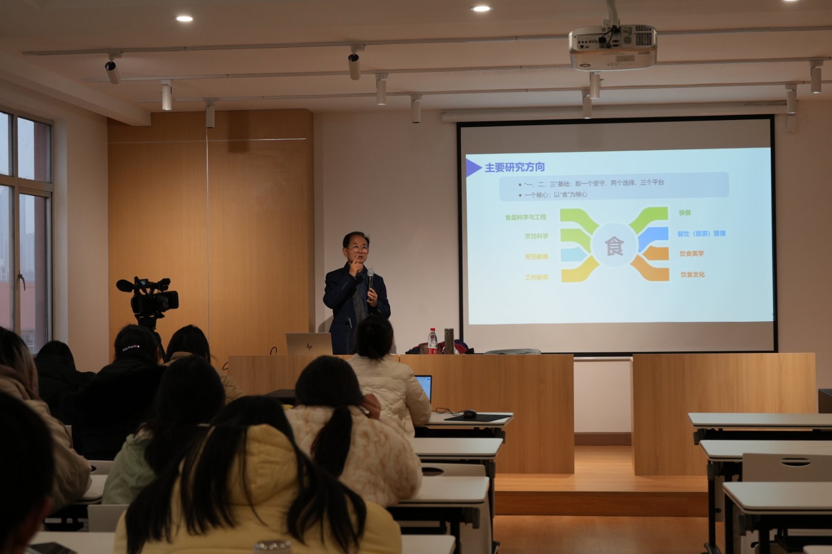 名评名家湖湘汇  入湘随俗吃湘喝辣  长沙商贸旅游职业技术学院湘菜学院，自 20
