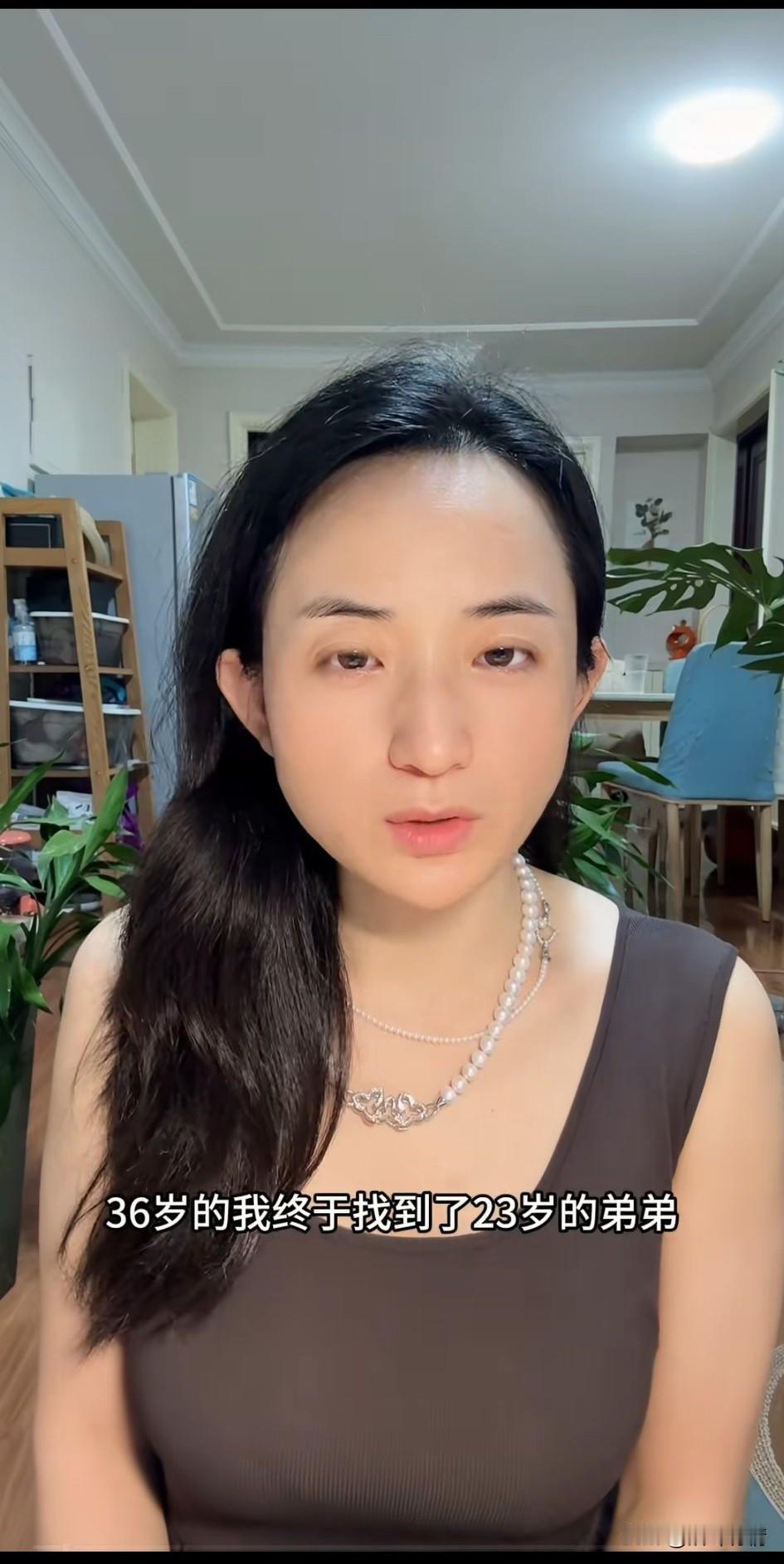 大龄优质剩女雅典娜官宣脱单了，
镜头前美光灯开的都看不到皱纹了，
她高调宣布36
