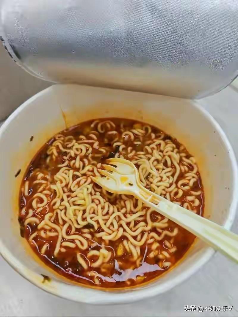 爱上班的人！

见过爱上班的，没见过这么爱上班的！

我公司有一个人，真的把公司